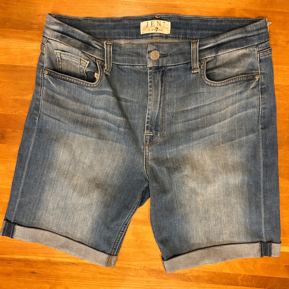 7 For All Mankind Jen 7 Jean Shorts. Size 10. EUC.